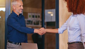 two people shaking hands | Legal advice for starting a new business | Advocate Lawyers